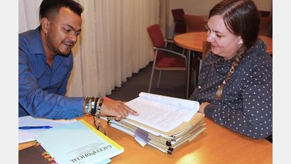 Bild: Dagmar Williamson
Welches Recht gilt, wenn eine Kubanerin mit einem Deutschen verheiratet ist, das Ehepaar in Kuba lebt, aber er während einer Heimatreise stirbt und Eigentum in Deutschland hinterlässt? In diesen Fällen weiß Bismark La O Serra, wie und wo er die Antworten findet, um Mandanten zu ihrem Recht zu verhelfen. Ehefrau Maike Sperber (rechts) unterstützt ihn, Schriftverkehr zu organisieren.
