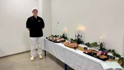 Bild: Harzer
Eine Wurst- und Brotzeitplatte als Mitternachtssnack, gefüllte Entenbrust und ein Hirschfilet im Brätmantel: Das servierte Elias Harzer bei seiner praktischen Prüfung der Jury. Sein köstliches Buffet trug zum Erwerb des Meistertitels bei.