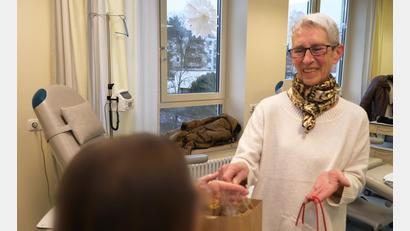 Bild: Klinikum/Dietl
Brigitta Schöner, Vorsitzende des FFGO, überreichte die Geschenktüten an viele Patienten im Klinikum Amberg.