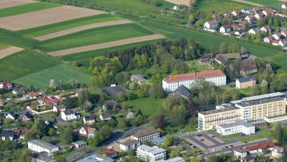 Archivbild: mür
Nördlich von St. Peter soll in Tirschenreuth ein Neubaugebiet entstehen. Auf der Luftaufnahme ist ab dem kleinen Wald in der Bildmitte bis oben links ein Teil davon zu sehen.