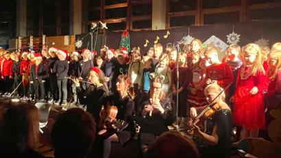 Bild: Nadine Hagelstein
Beim großen Weihnachtskonzert an der Clausnitzerschule in Weiden konnten die Veranstalter 1.500 Euro für den guten Zweck sammeln.
