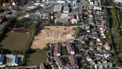 Luftbild: Bernd Georgi
Aus der Luft ist das Gelände "Im Stadtgarten" an der Amberger Straße zwischen Amberg und Kümmersbruck gut zu erkennen. Links neben der Brachfläche ist der ehemalige Bundeswehr-Sportplatz zu sehen, am linken Bildrand die Vilstalstraße, am rechten die Bahnlinie Schwandorf-Amberg.