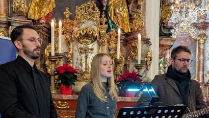 Bild: Stefanie Gradl
Eine enorme Bereicherung für das Weihnachtskonzert ist die Band Bottlecakes aus Edelsfeld, die mit herausragendem A-capella-Gesang glänzt.