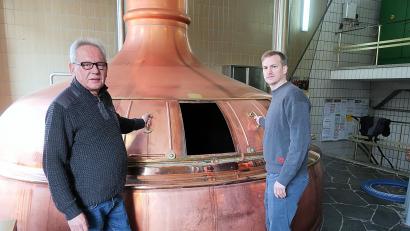 Bild: bsc
Karlheinz Mohr (links) und Sohn Fabian Kern (rechts) im Sudhaus der Schlossbrauerei Friedenfels. Beide sind überaus zufrieden mit dem ersten Geschäftsjahr.