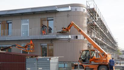 Bild: kaz
Es geht voran auf der Realschule-Baustelle in Kemnath. Heuer stehen 21 Millionen Euro für das 74-Millionen-Euro-Projekt im Haushalt des Landkreises.