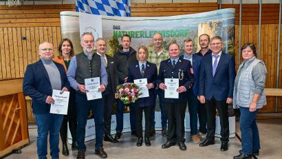 Bild: sds
Das vielfältige ehrenamtliche Engagement zahlreicher Bürger prägt das Leben in der Gemeinde Friedenfels. Im Bild die Geehrten mit Dritter Bürgermeisterin Lisa Rauh und Bürgermeister Oskar Schuster (von rechts) sowie der Landtagsabgeordneten von Bündnis 90/Die Grünen, Laura Weber, und Landrat Roland Grillmeier (hinten von links).
