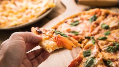 Symbolbild: Christin Klose/dpa-tmn
Wegen einer Rechnung über sieben Pizzas und zwei Kästen Bier gibt es in Großkonreuth eine Kontroverse.
