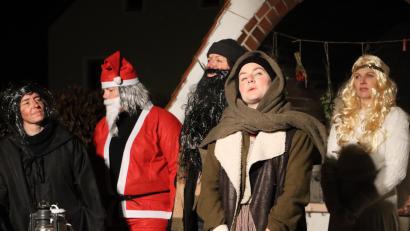 Bild: gru
Die Darsteller beim Stück zur Dorfweihnacht in Weißenberg (von links): Anja Rösel, Stefanie Riedl, Veronika Radl, Laura Rösel und Verena Gradl.