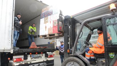 Bild: bey
Die Hilfsbereitschaft der Bürger aus Pleystein ist groß. So setzt sich am zweiten Weihnachtsfeiertag ein Lastwagen mit Paketen für hilfsbedürftige Menschen in Rumänien in Bewegung.