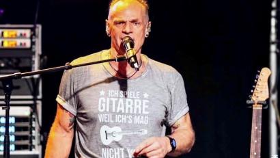 Bild: Salute Weiden
"Peter" heißt die Band, die die größten Hits von Peter Maffay spielt - am 23. Mai im Club La Vida Amberg.