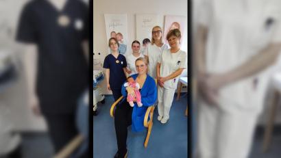 Bild: Janina Rosenau, Kliniken Nordoberpfalz
Mona Kan (vorne, Mitte) freut sich über ihr Weihnachtsbaby Olivia. Zu dem Mädchen gratulierten (von links) Hebamme Vivien Neudert, Assistenzärztin Antonia Schuller, Oberärztin Dr. Gabriela Dinu und Stationsschwester Jeanette Meixner.