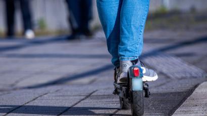 Symbolbild: Jens Büttner/dpa
In Neunburg ist ein 20-Jähriger betrunken mit dem E-Scooter unterwegs.