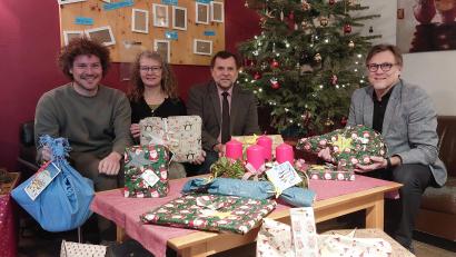 Bild: mfh
Den Großteil der Geschenke bringt ein Transporter, auf dem Tisch liegen ein paar Vorab-Exemplare vor (von links) Christof Ottmann und Yvonne Rösel von Pro-SuRo, Zweitem Bürgermeister Günther Koller und Stefan Reither, geschäftsführender Vorstand des Ernst-Naegelsbach-Hauses.