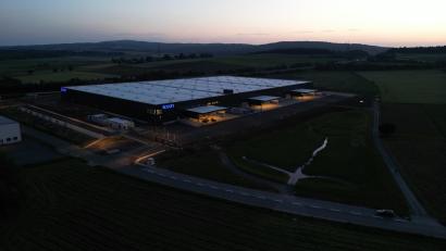 Bild: Schott/exb
Das Otto-Schott-Logistikzentrum an der Oberteicher Straße in Mitterteich in der Morgendämmerung. Der Betrieb läuft an, am 17. Juli ist der Termin der Einweihung.