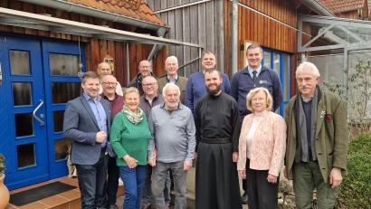 Bild: mab
Vereinsvertreter und Freunde, aber auch kirchliche und politische Repräsentanten gratulieren Manfred Müller (vorne, Dritter von links) zu seinem 80. Geburtstag.