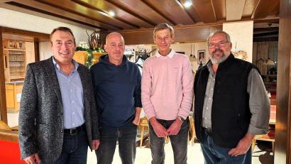 Bild: Möbel Münch/exb
Die Firmeninhaber Michael Seidl (links) und Martin Münch (rechts) gratulieren ihren langjährigen Mitarbeitern Gerd Kilp und Andreas Götzl (Zweiter und Dritter von links).