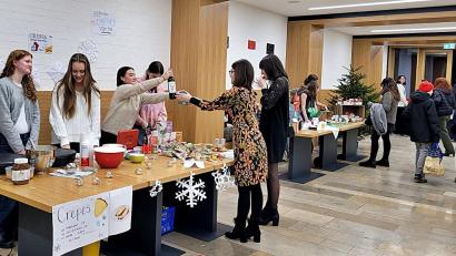 Bild: R. Kreuzer
Leckereien und Basteleien gab es beim Basar im Vorfeld des großen Weihnachtskonzerts am Gymnasium Neustdt/WN.