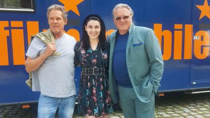 Bild: Eichhorn/privat
Man kennt sich: Christian Tramitz (links) und Michael Brandner mit Anita Eichhorn am Setz von "Hubert ohne Staller".