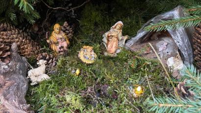 Bild: Vetter/exb
Winzige Krippenfiguren verstecken sich mitten im Wald am Eixlberg unter einer großen Baumwurzel.