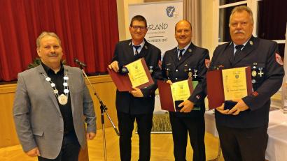Bild: ld
Mit der Max-Reger-Medaille zeichnete Bürgermeister Bernhard Schindler (von links) Rainer Schreyer, Reinhard Bayer und Thomas Heise aus.