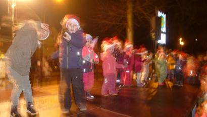 Bild: bk
Die Kinderturngruppe des FC zaubert bei der Marktweihnacht Weihnachtsstimmung auf die Bühne.