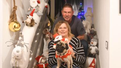 Bild: Gabi Schönberger
Alfred und Tanja Moritz lieben die Weihnachtszeit. Das Haus des Pleysteiner Ehepaares ist mit viel Liebe zum Detail geschmückt. Mops "Moritz" trägt aber nur zu speziellen Anlässen seine Weihnachtsmontur.