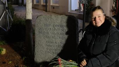 Bild: Hirsch
Leyla Kellecioglu legt am Gedenkstein Blumen zur Erinnerung an ihre Familie nieder, die beim Brandanschlag am 17. Dezember 1988 ums Leben kam.