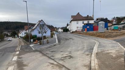Bild: Völkl
Die Sanierung der Krankenhausstraße in Nabburg ist abgeschlossen. Damit verbunden ist eine neue Wasserleitung. Auch Gasleitung, Straßenbeleuchtung und Leerrohre für Glasfaser sind verlegt.