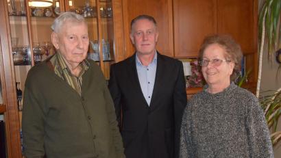 Bild: bö
Seinen 90. Geburtstag feierte Josef Stollenmeier (links) aus Schmidmühlen. Dazu gratulierten ihm auch seine Frau Rita und Zweiter Bürgermeister Mathias Huger für den Markt Schmidmühlen.