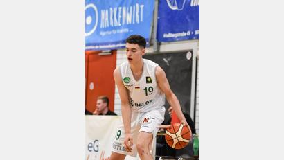 Bild: SK Foto Art Killian Schmitt/exb
Kay Bruhnke im Trikot des Zweitligisten Baunach Young Pikes. Mit dem Ende der Kooperation von Brose Bamberg mit seinem Farmteam fehlt auch für das Neustädter Ausnahmetalent eine weitere Möglichkeit im Bamberger System Spielpraxis auf hohem Niveau zu sammeln.
