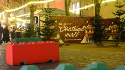 Bild: Kunz
Die Stadt Weiden lässt rund um den Christkindlmarkt 13 Betonpoller aufstellen.