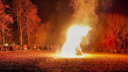 Archivbild: bsc
Bereits zum elften Mal soll heuer das Bergfeuer (das Bild entstand 2019) in Friedenfels lodern. Das vom Team Tourismus der Gemeinde Friedenfels veranstaltete Outdoor-Event lockte in den vergangenen Jahren je nach Wetterlage bis zu 500 Besucher an.