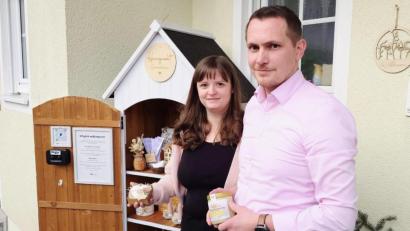 Bild: Anna Hermann
Anna und Johann Hermann vor ihrem Selbstbedienungsschrank in Neustadt/WN.