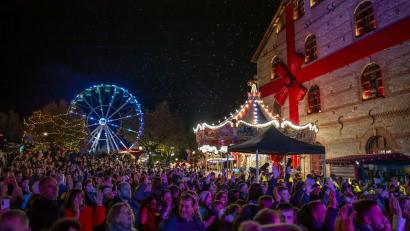 Bild: Municipality of Trikala, e-trikala SA
Das dicht gedrängte Publikum verfolgt eine Show, im Hintergrund machen Riesenrad und Karussell Lust auf das nächste Vergnügen – und das Mühlengebäude sieht als Geschenk verpackt fröhlich zu.