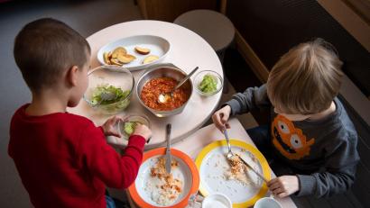 Symbolbild: Sina Schuldt/dpa
Im Zuge eines EU-Schulprogramms erhalten Kinder in Bayern im Alter von drei bis zehn Jahren, die Schulen oder Kindertagesstätten besuchen, kostenlos Obst, Gemüse, Milch und Milchprodukte.