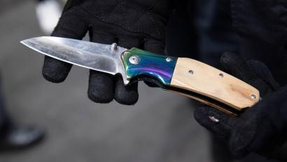 Bild: Paul Zinken/dpa
Nicht nur verbotene, auch eigentlich legale Waffen dürfen über Silvester an den Bahnhöfen nicht mitgeführt werden. (Symbolbild)