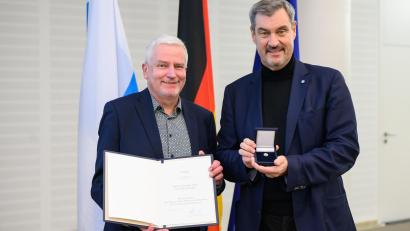 Bild: Timm Schamberger/exb
Bayerns Ministerpräsident Markus Söder händigt am 8. November in Nürnberg das Ehrenzeichen des Bayerischen Ministerpräsidenten für Verdienste im Ehrenamt an Alex Roth aus.