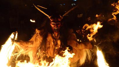 Archivbild: Helmut Kunz
Gruselige Gesellen toben bei der Raunnacht in Weiden durch die Altstadt.