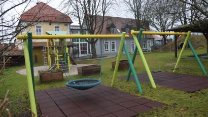 Bild: fz
Der Spielplatz des Wurzer Kindergartens. Im Januar kommt ein Prüfer und checkt die Geräte neu.