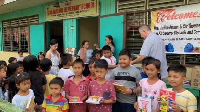 Bild: Sr. Lani Saligumba/exb
In Afrika und auch auf den Philippinen (Bild) setzt die Projekthilfe Luppa auf Bildung für Kinder und Jugendliche. Hier verteilt sie an einer Grundschule fernab von Manila in einer vom Staat vergessenen Provinz Bücher, Hefte und Schreibmaterial an die Schüler.