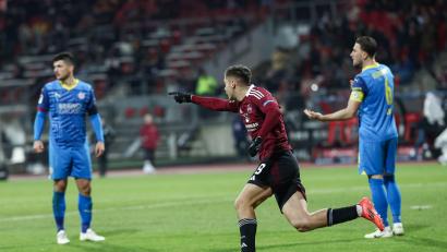 Bild: Daniel Löb
Stefanos Tzimas vom 1.FC Nürnberg (Mitte) bejubelt sein entscheidendes Tor gegen Eintracht Braunschweig.