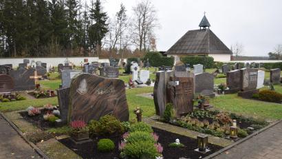 Bild: bö
Zum 1.1.2025 wird die Friedhofsgebührensatzung und die Satzung über die öffentliche Bestattungseinrichtung der Gemeinde Ebermannsdorf geändert.. Letzte Satzungsänderungen hatte es im Oktober 2007 gegeben..