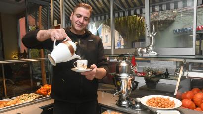 Bild: Gabi Schönberger
Mohammad Ebrahimi schenkt in seinem Imbiss "Roja" für einen Gast eine Tasse Tee ein. Seinen emotionalen Ausbruch in der TV-Sendung "Rosins Restaurant" bereut er, findet aber Erklärungen dafür.