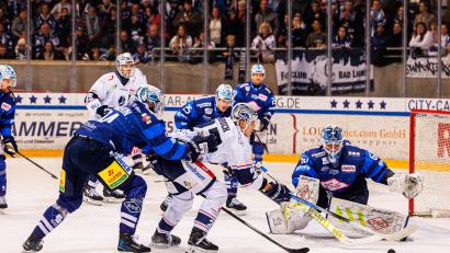 Bild: Werner Moller
Kein Tor: Daniel Bruch (Mitte) war an zahlreichen gefährlichen Aktionen für die Blue Devils Weiden beim Gastspiel in Dresden beteiligt. Einzig der Ertrag ließ zu wünschen übrig.