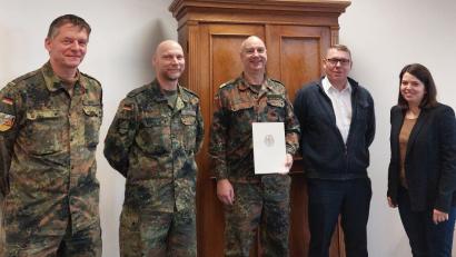 Bild: Uwe Meyer/exb
Abteilungsleiterin Viktoria Schmalhofer und der zuständige Sachgebietsleiter Gerhard Domaier heißen den neuen Verbindungsoffizier Andreas Böhm im Beisein von Oberstleutnant Müller und Hauptmann Meyer (von rechts) im Landratsamt willkommen.
