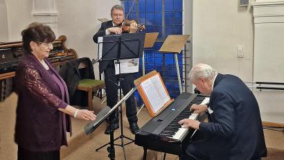 Bild: R. Kreuzer
Hildegard Zoltziar (Sopranistin), Winfried Siller (Violine) und Andreas Kunz (Klavier) gestalteten das Benefizkonzert in der St.-Dionysius-Kirche in Neunkirchen.