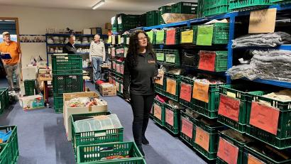 Bild: Gabi Schönberger
Auf rund 400 Quadratmetern bietet die Tafel gut sortiert allerlei gespendete Waren, darunter Kleidung, Porzellan, Kindersachen, Spielzeug und Gebrauchsgegenstände an.