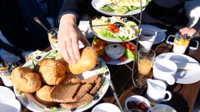 Symbolbild: Jonas Walzberg
Ein Frühstücksbuffet ohne Portionsverpackungen aus Plastik ist ein Beitrag für nachhaltigen Tourismus.