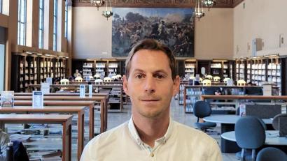 Bild: Moritz Pöllath/exb
Autor Moritz Pöllath im Roger W. Heyns Reading Room, Charles Franklin Doe Memorial Library, University of California, Berkeley, CA, wo er das letzte Kapitel seines Buches geschrieben hat. Im Hintergrund das Gemälde "Washington Rallying the Troops at Monmouth" des Deutsch-Amerikaners Emanuel Leutze, das im Epilog eine zentrale Rolle spielt.