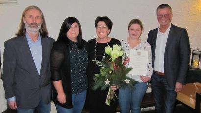 Bild: fg
Zum Dienstjubiläum von Gerlinde Birner (Mitte) gratulierten (von links) Personalratsvorsitzender Christian Horn, Christina Fink (Kindergartenverwaltung der Stadt), Katrin Nossner (stellvertretende Kindergartenleitung) und Bürgermeister Hermann Falk.